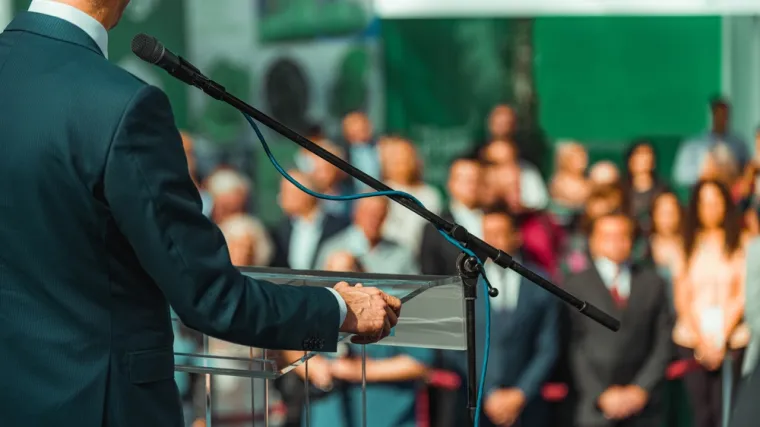 4. Političari: Jedna od najvećih razlika u kvalitetama koje ljudi imaju u odnosu na strojeve ili umjetnu inteligenciju je ta što smo zapravo prilično dobri u smišljanju kreativnih rješenja za nepredviđene okolnosti, a političari moraju ovladati ovom vještinom.  S boljim ili lošijim rezultatima, vidjeli smo to nedavno zbog trenutne situacije s pandemijom i kako su odluke koje su pojedini čelnici donijeli imale vrlo dubok utjecaj na ishod širenja virusa.  Biste li doista glasali da robot predstavlja većinu ljudskih bića i ljudskih potreba? Vjerojatno ne, tako da političari, u dobru i u zlu, vjerojatno neće nikamo otići.