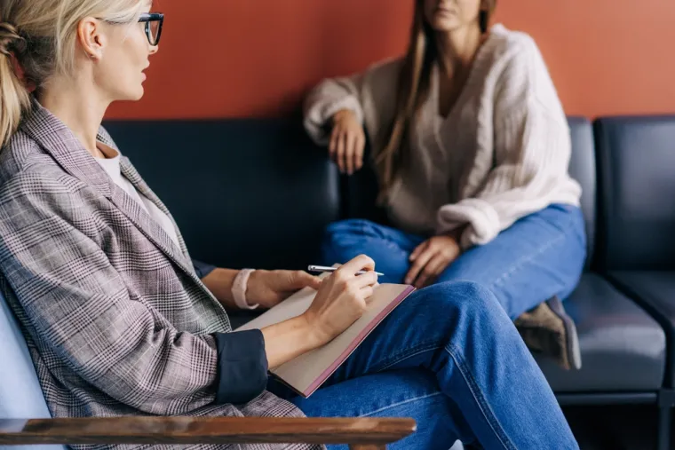 7. Psiholozi i psihijatri: Iako se puno tehnologije prepoznavanja lica trenutačno koristi za razvoj početne AI savjetodavne skrbi i podrške, s obzirom na rastuću potražnju, mentalno zdravlje je vrlo delikatna tema. Ljudski kontakt je bitan kada se radi o podršci ljudima. Da biste pomogli čovjeku u njegovim procesima, prvo morate imati ljudsko iskustvo, tako da bez obzira na to koliko bi sofisticirani sustavi mogli postati, recimo za 50 godina od sada, vrlo je malo vjerojatno da će ti poslovi biti zamijenjeni složenim algoritmima.