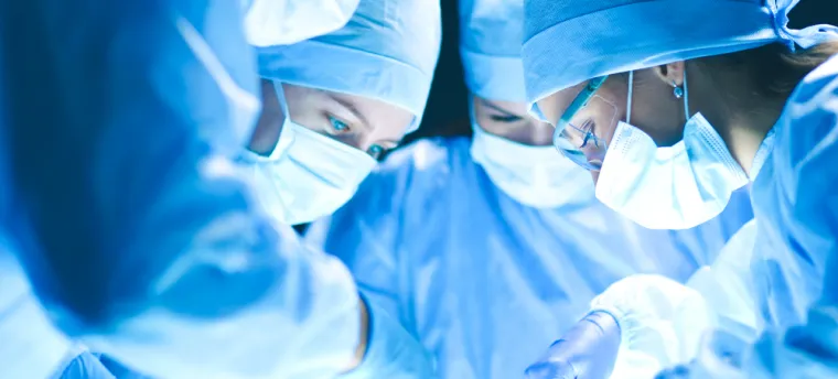 9. Kirurzi: Svakako, tehnologija je ozbiljno povećala točnost s kojom danas možemo dijagnosticirati i otkriti bolesti u bilo kojem medicinskom izvješću. Mikrorobotika također povećava preciznost kirurga kada se radi o operaciji, omogućujući manje invazivne postupke. Ali biti kirurg zahtijeva sposobnost povezivanja s pacijentom na toliko različitih razina, dok istodobno uzimate veliki broj faktora koji se razmatraju, osobito s obzirom na to da postoje razlike kako svaki organizam funkcionira. Iskustvo, znanje i vještine stečene tijekom godina faktori su koji se tijekom operacije moraju sažeti u nekoliko minuta. Ljudska prisutnost uvijek će biti prisutna kako bi se donosile ključne odluke. 