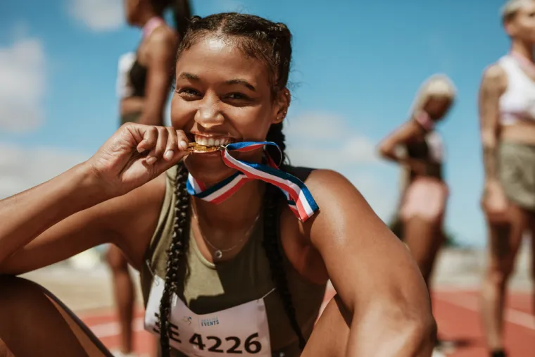 10. Profesionalni sportaši:  Moderne gladijatorske igre su sadašnja sportska natjecanja drugačije vrste. Ljepota gledanja sa strahopoštovanjem kako ovi nevjerojatni izvođači iznova i iznova poboljšavaju vlastite rezultate, pomičući granicu onoga što je ljudsko biće sposobno fizički postići, ono je što cijelu stvar čini vrijednom gledanja! Imati robote koji se natječu jedni s drugima i gledati ih kako igraju košarkašku utakmicu uništilo bi ovu svrhu i samu zabavnu bit gledanja sporta. Istina je da su borbe robota već neko vrijeme popularne, a nedavno su natjecanja u letenju dronovima s preprekama u nekim zemljama postala svojevrsna predstava. No intrinzični šarm koji nastaje kada vidite sportaša kako poboljšava rezultat svjetskog rekorda i kad ga postigne uz suze zadovoljstva i ponosa, nešto je vrlo ljudsko u srži i to je humanoidnom droidu prilično nemoguće nadmašiti.