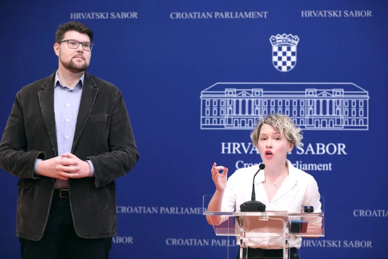 Grbin i Kekin stali pred novinare, jedna stvar odmah je svima zapela za oči