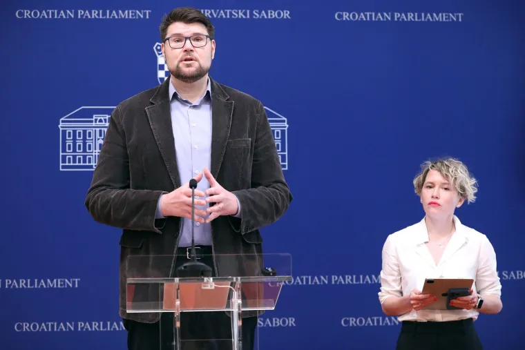 Grbin i Kekin stali pred novinare, jedna stvar odmah je svima zapela za oči