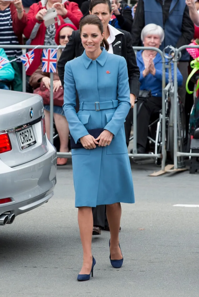"Copy Kate je jo&scaron; jednom 'posudila' Meghanin stil s replikom haljine koju je Meghan nosila na NAACP Image Awards", nadovezao se drugi tvitera&scaron;.