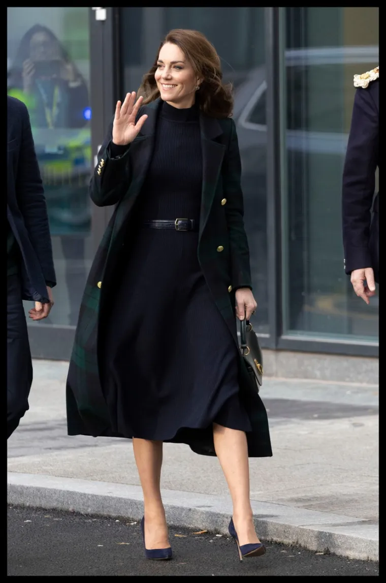 Meghan je tijekom posjeta Canada Houseu 2020. godine nosila tamni kaput, a slični je odjenula Kate kada je posjetila Ukrainian Community Center u Readingu u studenom pro&scaron;le godine.