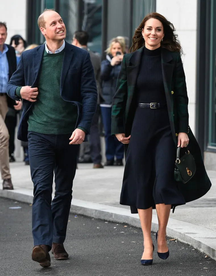 "Meghan Markle i Kate Middleton se svađaju oko toga tko koga kopira, a u stvarnosti obje jednostavno imaju vrlo osnovne stilove sredovječnih bogata&scaron;ica", istaknuo je jedna tvitera&scaron;.