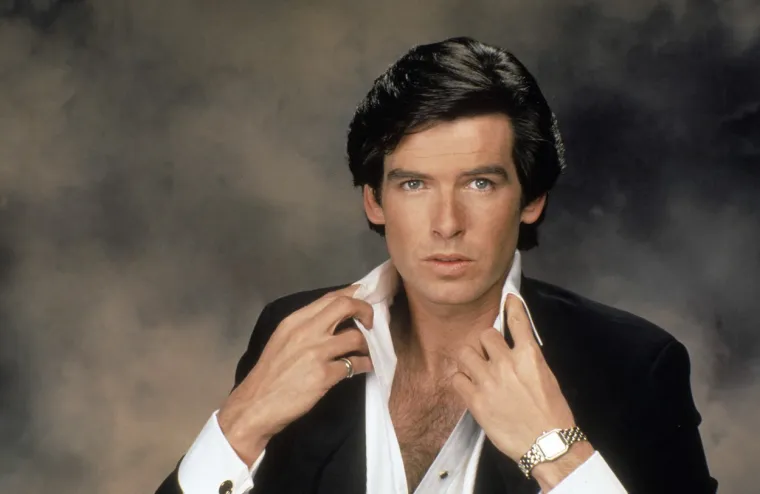 Godine 1995. započinje velika Brosnanova filmska karijera. Te je godine dobio svoju &apos;dozvolu za ubijanje&apos; i snimio svoj prvi film o poznatom britanskom tajnom agentu – &apos;James Bond: Zlatno oko&apos;. Film je bio vrlo uspješan.