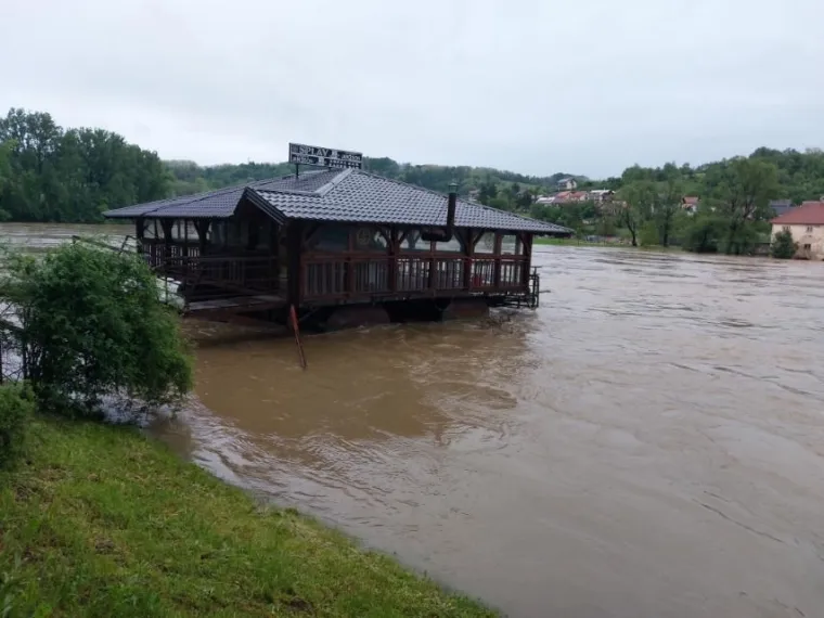 Vojska postavlja zečje nasipe, proglašeno izvanredno stanje na Korani. Poplavljeni objekti uz Mrežnicu