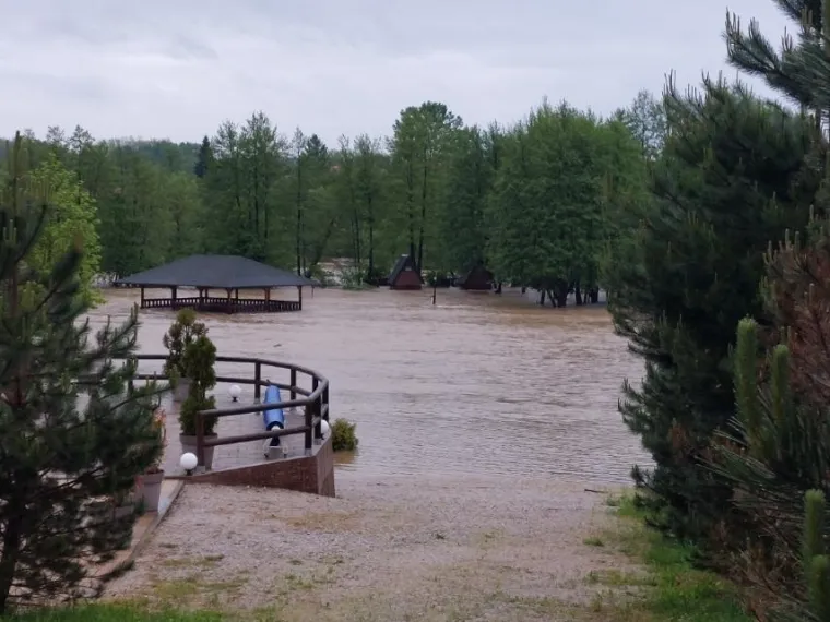 Vojska postavlja zečje nasipe, proglašeno izvanredno stanje na Korani. Poplavljeni objekti uz Mrežnicu