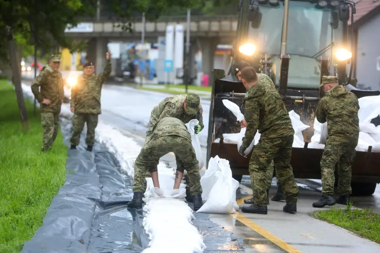 Vojska postavlja zečje nasipe, proglašeno izvanredno stanje na Korani. Poplavljeni objekti uz Mrežnicu