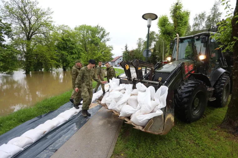 Vojska postavlja zečje nasipe, progla&scaron;eno izvanredno stanje na Korani. Poplavljeni objekti uz Mrežnicu