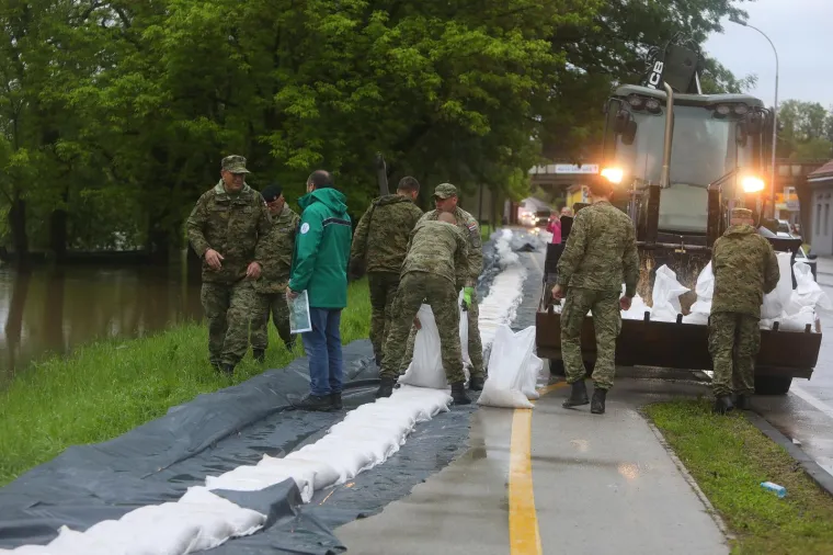 Vojska postavlja zečje nasipe, progla&scaron;eno izvanredno stanje na Korani. Poplavljeni objekti uz Mrežnicu