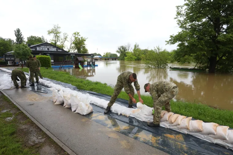Vojska postavlja zečje nasipe, progla&scaron;eno izvanredno stanje na Korani. Poplavljeni objekti uz Mrežnicu