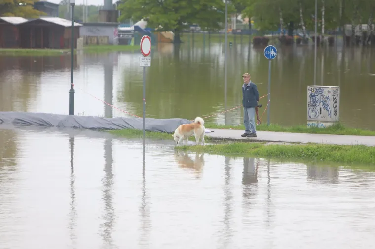 Vojska postavlja zečje nasipe, progla&scaron;eno izvanredno stanje na Korani. Poplavljeni objekti uz Mrežnicu