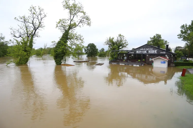 Vojska postavlja zečje nasipe, progla&scaron;eno izvanredno stanje na Korani. Poplavljeni objekti uz Mrežnicu