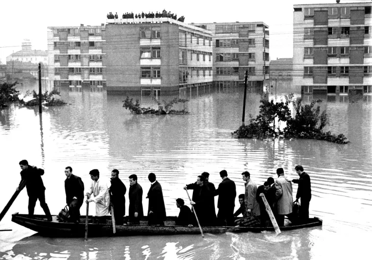 Poplava u Zagrebu 1964. godine najveća je prirodna nepogoda koja je do sada pogodila Zagreb. U noći s 25. na 26. listopada rijeka Sava poplavila je Zagreb kada je do&scaron;lo do pucanja nasipa. Posljedice poplave bile su katastrofalne, nabujala Sava poplavila je trećinu Zagreba, voda je prekrila vi&scaron;e od &scaron;est tisuća hektara užeg gradskog područja na kojemu je živjelo 180 tisuća ljudi. Poplava je odnijela 17 ljudskih života, 40.000 ljudi ostalo je bez krova nad glavom, potpuno je uni&scaron;teno 10.000 stanova, 3297 gospodarskih zgrada, 61 trafostanicu, o&scaron;tećeno je 120 poduzeća, dva kilometra autoceste, izgubljeno je 65 posto građevinskoga materijala iz skladi&scaron;ta, a &scaron;tete su zabilježene i na nizu drugih materijalnih i kulturnih dobara. Dodajmo kako je ovoj poplavi u Zagrebu prethodila ona u Karlovcu davne 1939. godine. Tijekom te stoljetne poplave Kupa je bila na 872 centimetra. Dogodila se potkraj svibnja i početkom lipnja. Stradalnici su bili zbrinuti u Sokolskom domu gdje su Sokola&scaron;i organizirali javnu kuhinju i smje&scaron;taj.