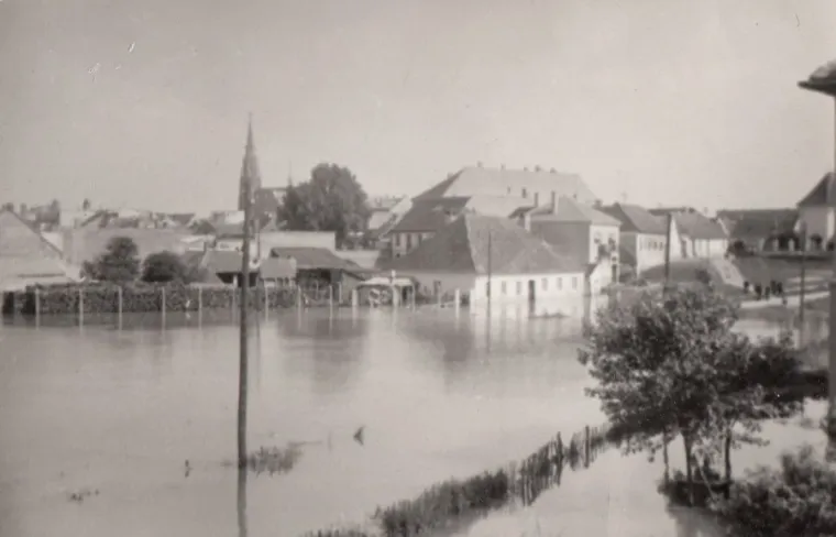 Godine 1965. zabilježena je najveća poplava u Osijeku. U drugoj polovici svibnja te godine Drava i Dunav počeli su naglo rasti i nitko nije slutio kakva katastrofa se sprema.