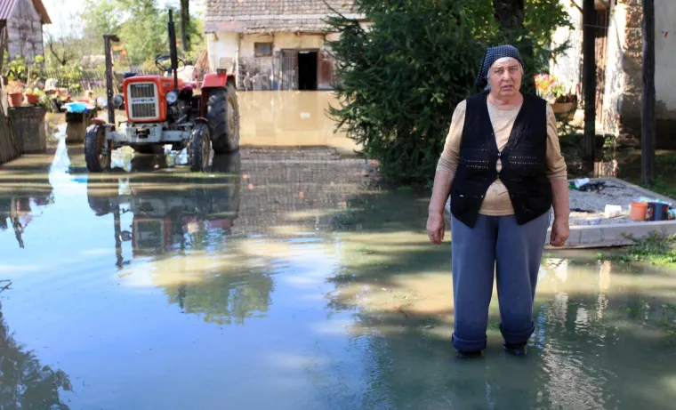 Uzrok poplave su rekordne ki&scaron;e u Sloveniji koje nisu zabilježene u proteklih 100 godina &scaron;to je dovelo do naglog rasta protoka rijeke Save. Maksimalni vodostaj kod Rugvice je iznosio +980 cm, a u Dubrovčaku je dosegao +872 cm. 