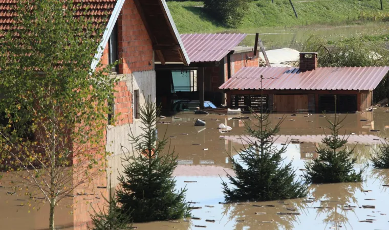 Uzrok poplave na zapre&scaron;ićkom i samoborskom području je nepostojanje sustava za obranu od poplava. Vatrogasci su se protiv poplave borili gradnjom zečjih nasipa u poku&scaron;ajima da spriječe prodor vode do naseljenih mjesta.