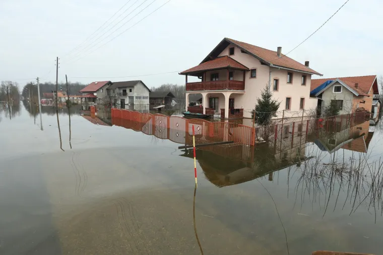 U veljači 2014. područje Karlovačke, Zagrebačke i Sisačko-moslovačke županije pogodile su velike poplave. Kombinacija visokih vodostaja, obilnih padalina i natopljenog tla pridonijeli su razmjerima katastrofe. Poplavom su najteže pogođena naselja uz rijeku Kupu, okolica Siska i Petrinje te Turopolje i gornja Posavina.