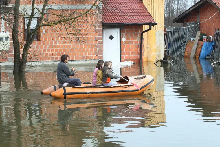 Visok vodostaj Kupe i nedovr&scaron;eni kanal Sava-Odra omogućili su rast razine zaobalnih voda na području Čičke Poljane. Rijeka Odra porasla je s uobičajene razine vode od +65 cm na preko +346 cm. Do 21. veljače vi&scaron;e od polovice Čičke Poljane bilo je poplavljeno. Do potopljenih dijelova sela moglo se doći samo čamcima, a voda je na pojedinim mjestima bila duboka i 70 cm. Dodatna ki&scaron;a koja je padala samo je dodatno otežavala situaciju.