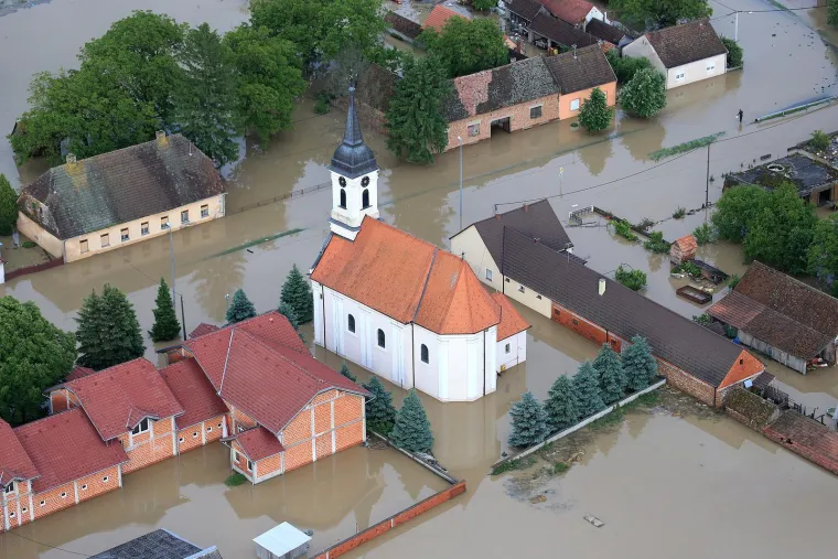 Tisućljetni vodostaj rijeka, pa tako i Save, koji je uslijed velikih ki&scaron;a zabilježen tog svibnja 2014. godine, uzrokovao je puknuće nasipa na dva mjesta, i to gotovo u isto vrijeme, iako su međusobno udaljena oko 25 kilometara.