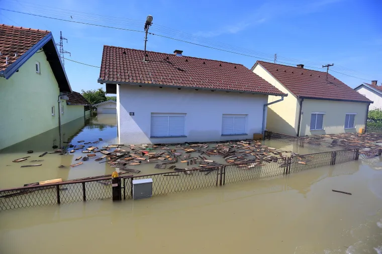 Najgore je bilo u Rajevu Selu, čiji mje&scaron;tani nisu imali sreće da nasip pukne negdje izvan naseljenog dijela, nego se to dogodilo praktički u centru ovog malog mjesta uz Savu. Na žalost, bilo je to kobno za Ružu Sirotković i Franju &Scaron;oltesa zvanog Braca. Sava je u Rajevo Selo prodrla nekih 150 metara od njihovih kuća, do kojih je do&scaron;la takvom snagom i brzinom da za ovo dvoje ljudi nije bilo spasa. Oni su ujedno i jedine izravne žrtve vodene stihije koja je poharala istočnu Slavoniju.