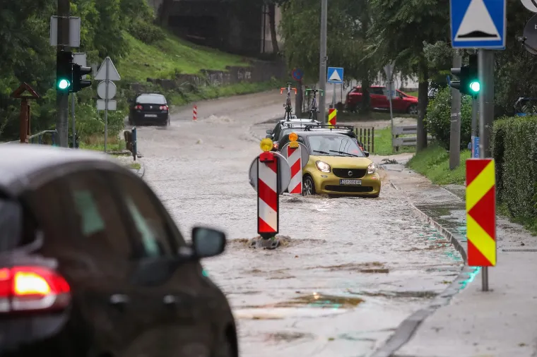 Oluja je na mnogo mjesta zaustavila automobilski promet i javni prijevoz, te su gradske službe morale spa&scaron;avati ljude zarobljene u poplavljenim stanovima i autima. Jedan vatrogasac preminuo je pri ispumpavanju vode na intervenciji.