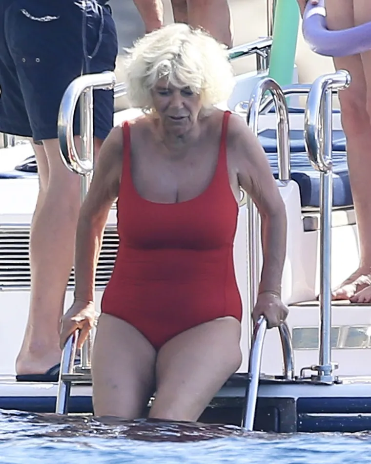 Novopečena kraljica osvanula u badiću! Camilla i kralj Charles uhvaćeni na plaži u nikad ležernijem izdanju