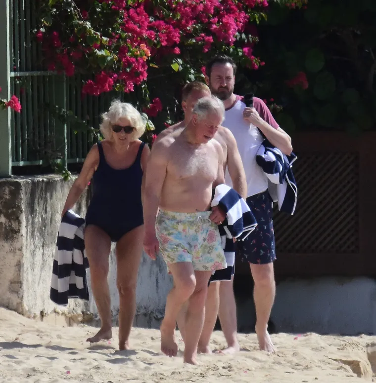 Novopečena kraljica osvanula u badiću! Camilla i kralj Charles uhvaćeni na plaži u nikad ležernijem izdanju