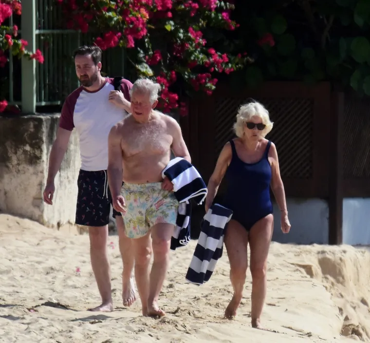 Novopečena kraljica osvanula u badiću! Camilla i kralj Charles uhvaćeni na plaži u nikad ležernijem izdanju