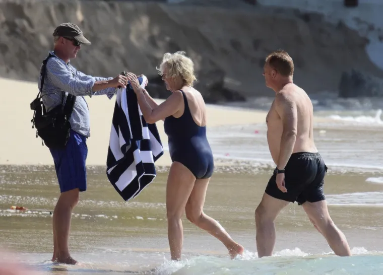 Novopečena kraljica osvanula u badiću! Camilla i kralj Charles uhvaćeni na plaži u nikad ležernijem izdanju