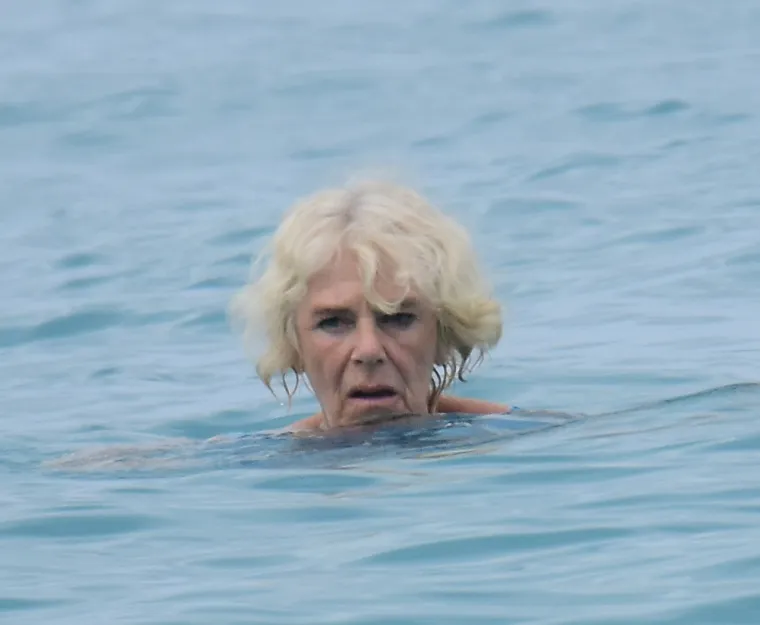 Novopečena kraljica osvanula u badiću! Camilla i kralj Charles uhvaćeni na plaži u nikad ležernijem izdanju