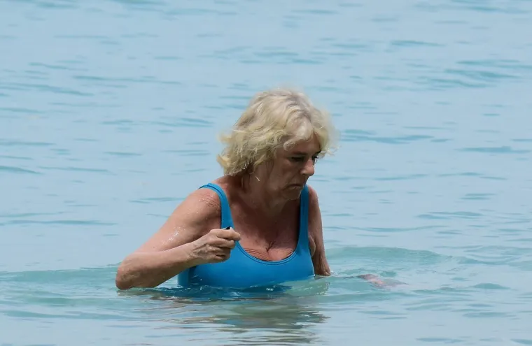 Novopečena kraljica osvanula u badiću! Camilla i kralj Charles uhvaćeni na plaži u nikad ležernijem izdanju