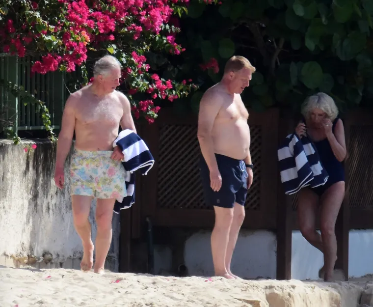 Novopečena kraljica osvanula u badiću! Camilla i kralj Charles uhvaćeni na plaži u nikad ležernijem izdanju