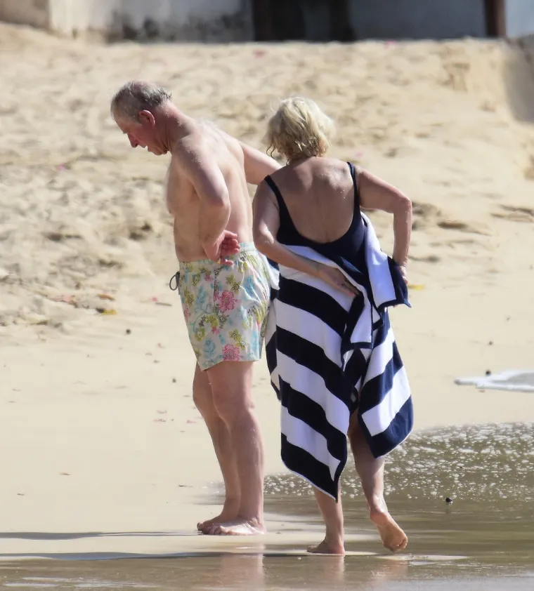 Novopečena kraljica osvanula u badiću! Camilla i kralj Charles uhvaćeni na plaži u nikad ležernijem izdanju