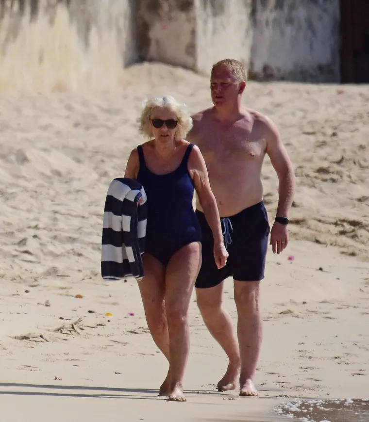 Novopečena kraljica osvanula u badiću! Camilla i kralj Charles uhvaćeni na plaži u nikad ležernijem izdanju