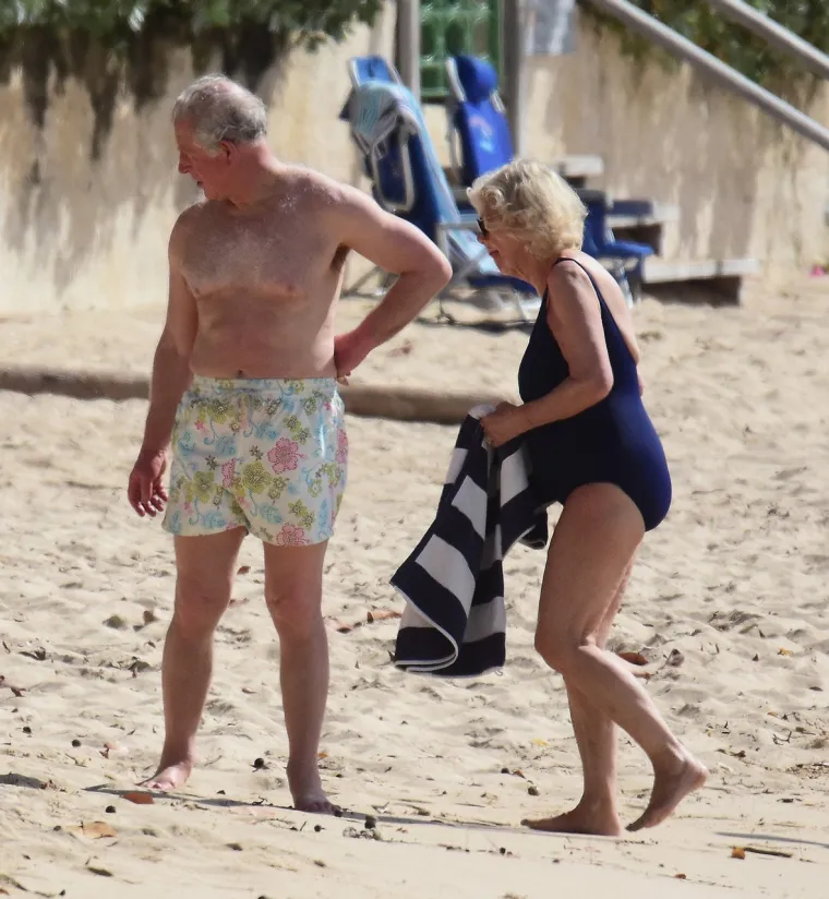 Novopečena kraljica osvanula u badiću! Camilla i kralj Charles uhvaćeni na plaži u nikad ležernijem izdanju