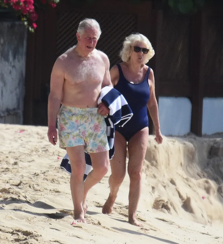Novopečena kraljica osvanula u badiću! Camilla i kralj Charles uhvaćeni na plaži u nikad ležernijem izdanju