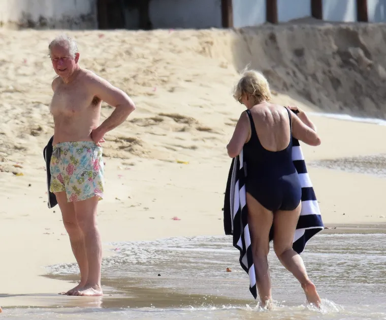 Novopečena kraljica osvanula u badiću! Camilla i kralj Charles uhvaćeni na plaži u nikad ležernijem izdanju