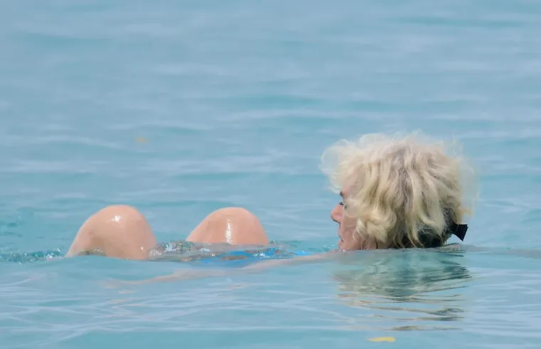 Novopečena kraljica osvanula u badiću! Camilla i kralj Charles uhvaćeni na plaži u nikad ležernijem izdanju