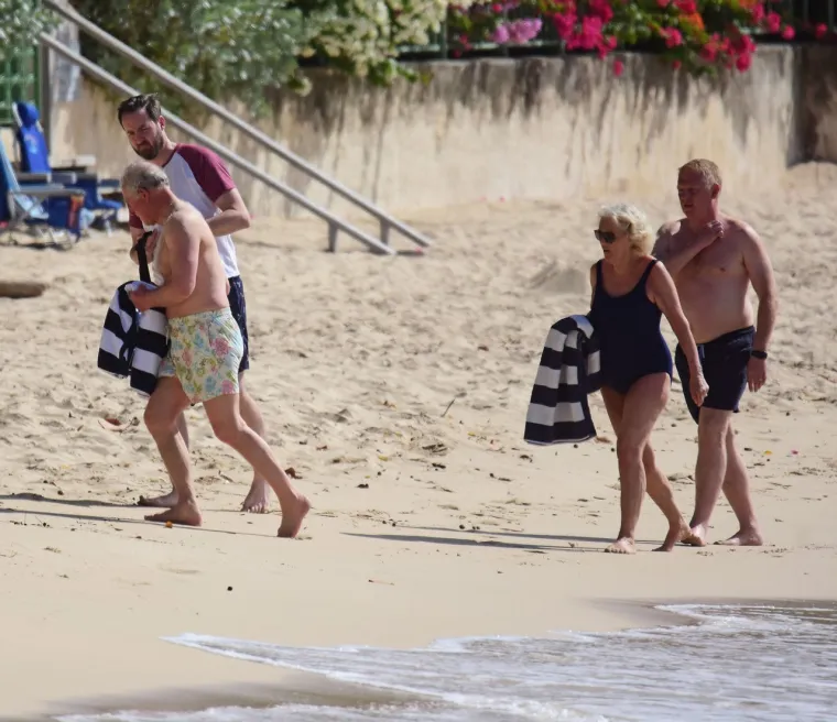 Novopečena kraljica osvanula u badiću! Camilla i kralj Charles uhvaćeni na plaži u nikad ležernijem izdanju