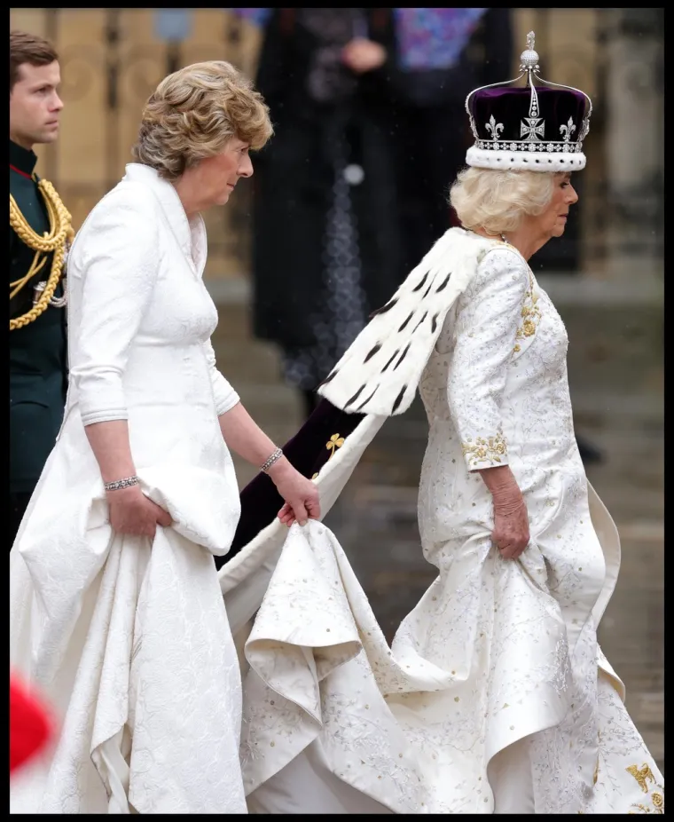 Novopečena kraljica osvanula u badiću! Camilla i kralj Charles uhvaćeni na plaži u nikad ležernijem izdanju