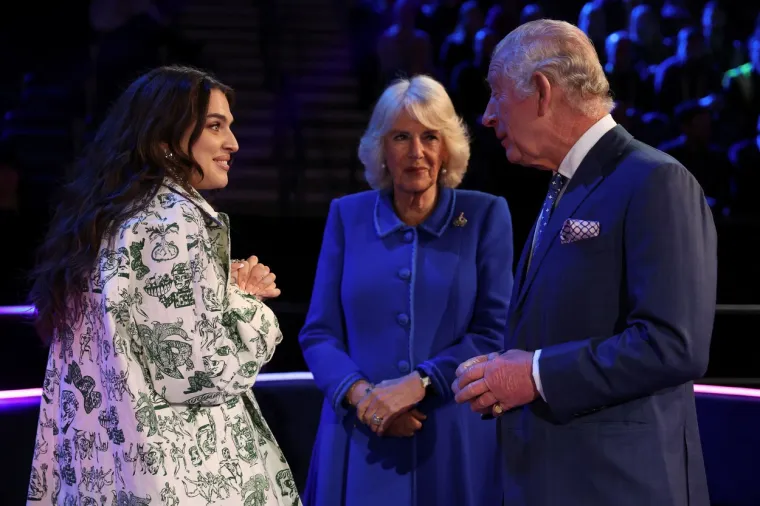 Novopečena kraljica osvanula u badiću! Camilla i kralj Charles uhvaćeni na plaži u nikad ležernijem izdanju