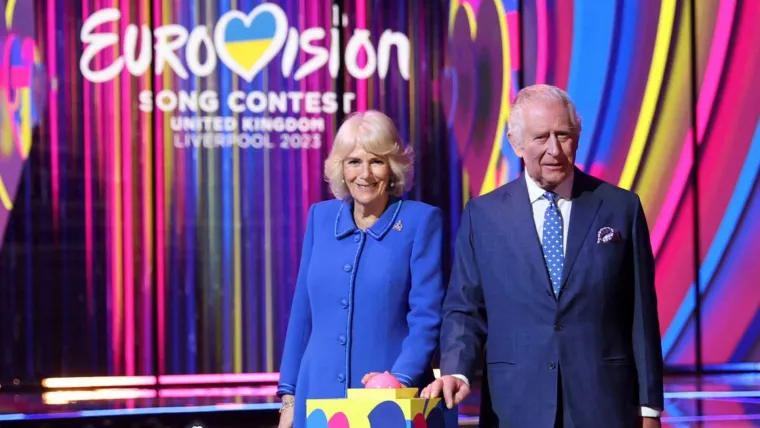 Novopečena kraljica osvanula u badiću! Camilla i kralj Charles uhvaćeni na plaži u nikad ležernijem izdanju