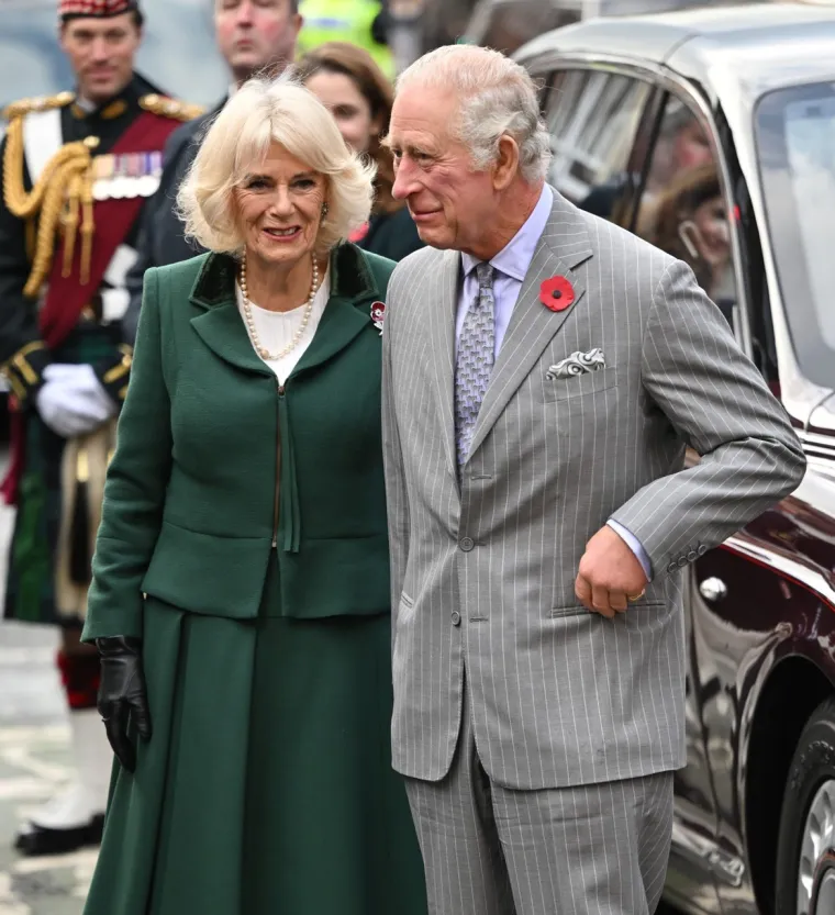 Novopečena kraljica osvanula u badiću! Camilla i kralj Charles uhvaćeni na plaži u nikad ležernijem izdanju