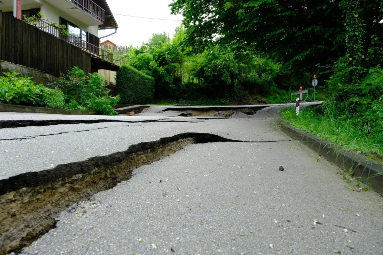 U mjestu Globočec u blizini Marije Bistrice odronila se cesta te je zatvorena za sav promet. 