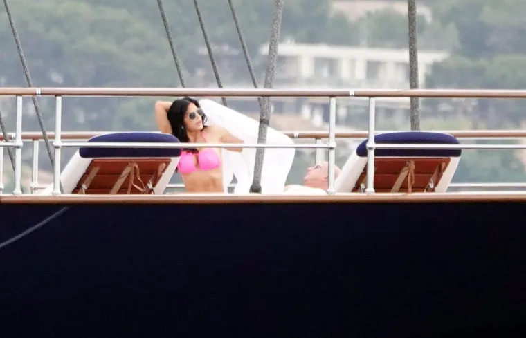 Lauren se, pak, šepurila u minijaturnom roza tanga bikiniju koji je istaknuo njene zanosne obline.