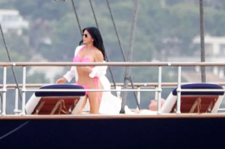 Časopis Yacht World navodi da je za Bezosovu jahtu vezana jedna kontroverza. Koru se prvotno gradila u Rotterdamu, no bila je previsoka pa je zbog toga zamalo dekonstruiran povijesni most Koningshaven kako bi ona prošla kanalom.