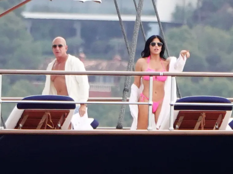 Jeff Bezos i Lauren Sanchez guštaju na luksuznoj superjahti: Ona se šepurila u tangama, no on ju je ipak uspio zasjeniti