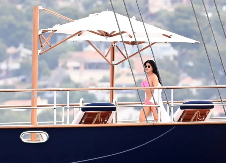 Jeff Bezos i Lauren Sanchez gu&scaron;taju na luksuznoj superjahti: Ona se &scaron;epurila u tangama, no on ju je ipak uspio zasjeniti